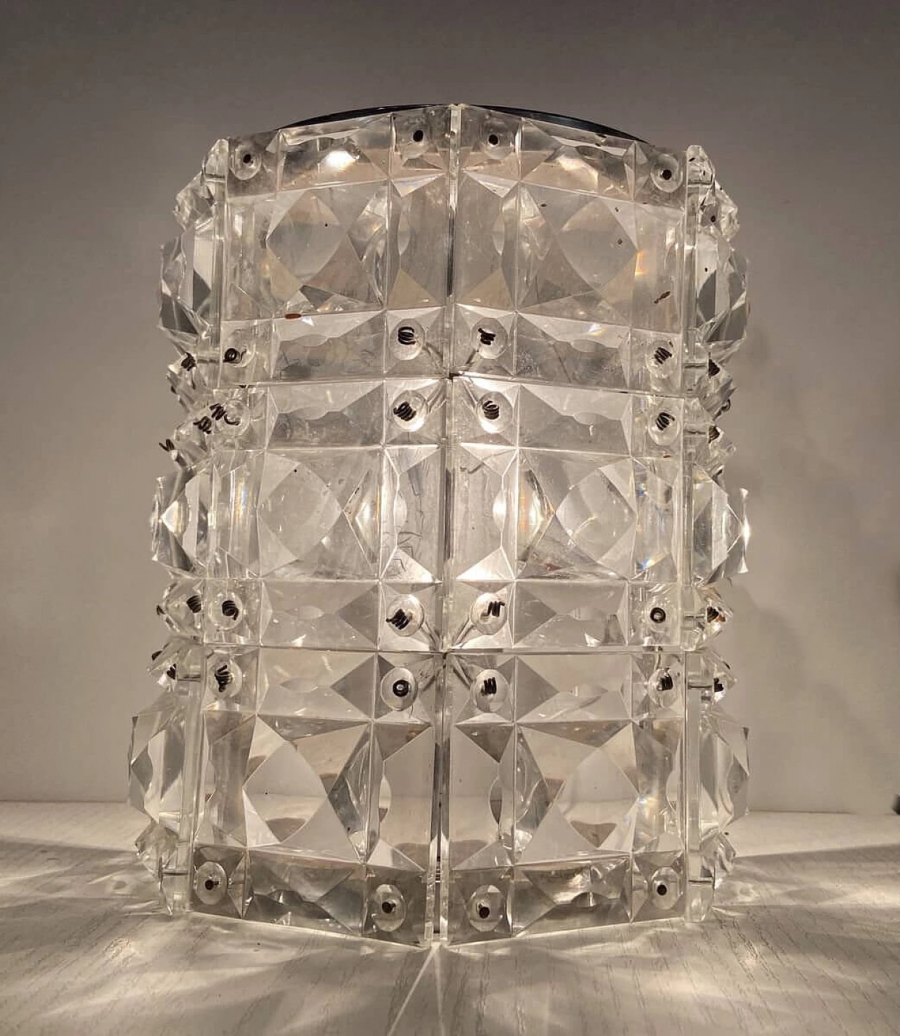 Coppia di applique semicircolari con cornice cromata, anni '70 1207283