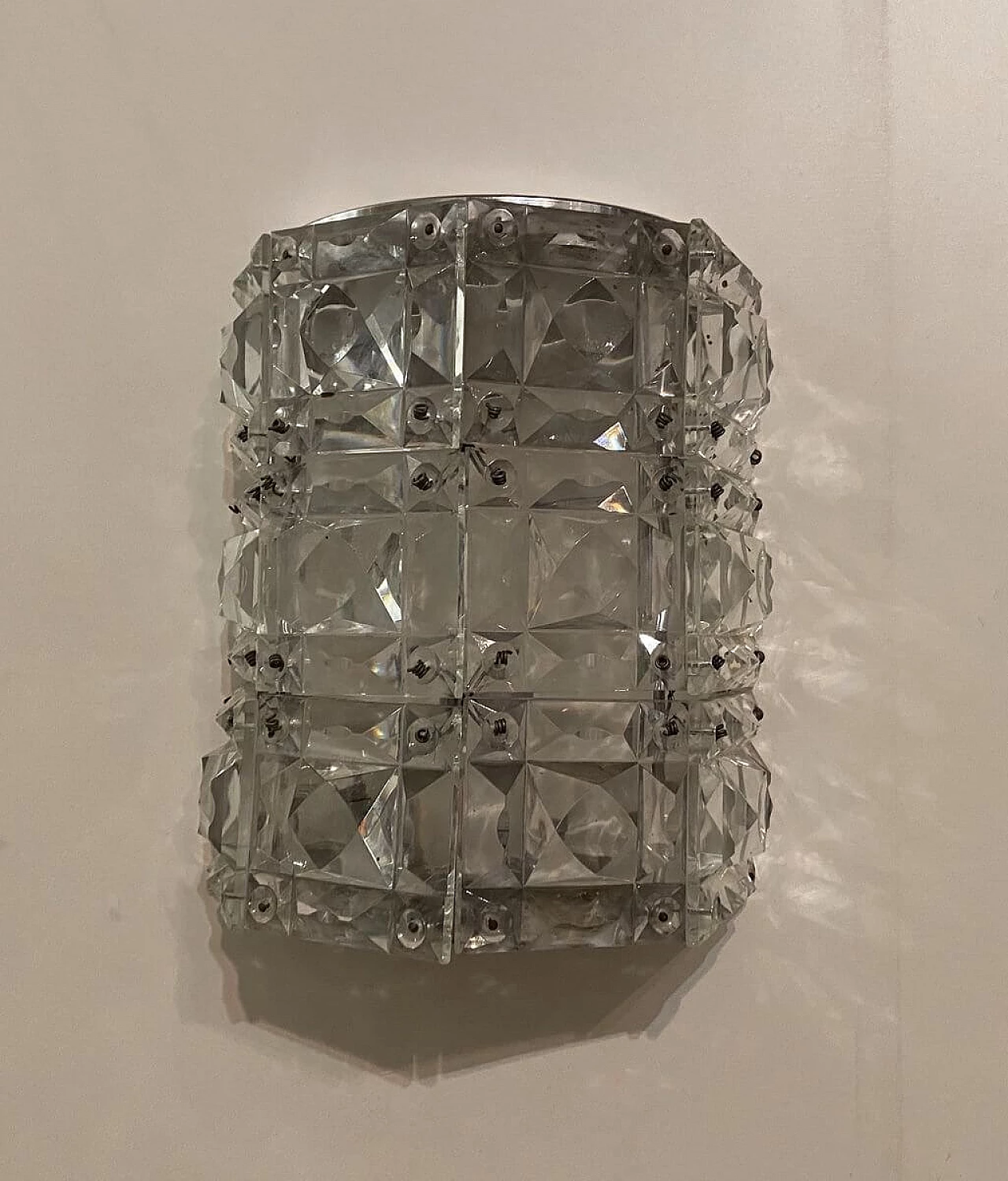 Coppia di applique semicircolari con cornice cromata, anni '70 1207285