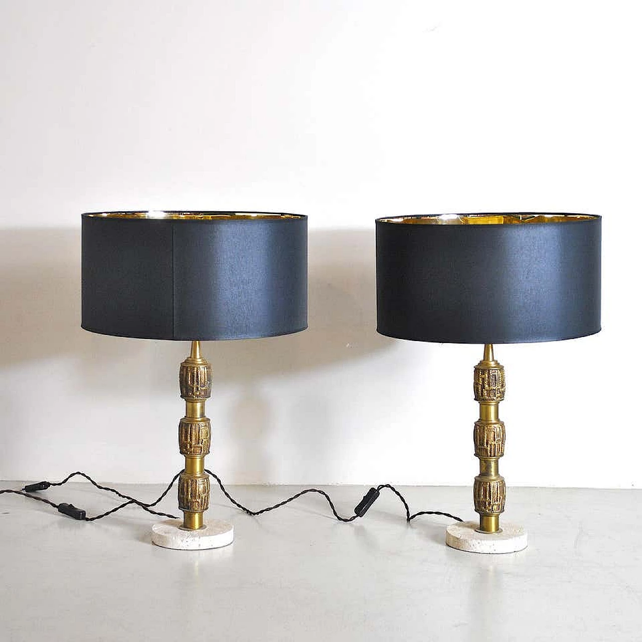 Coppia di lampade da tavolo in ottone e travertino di Luciano Frigerio, anni '70 1207467