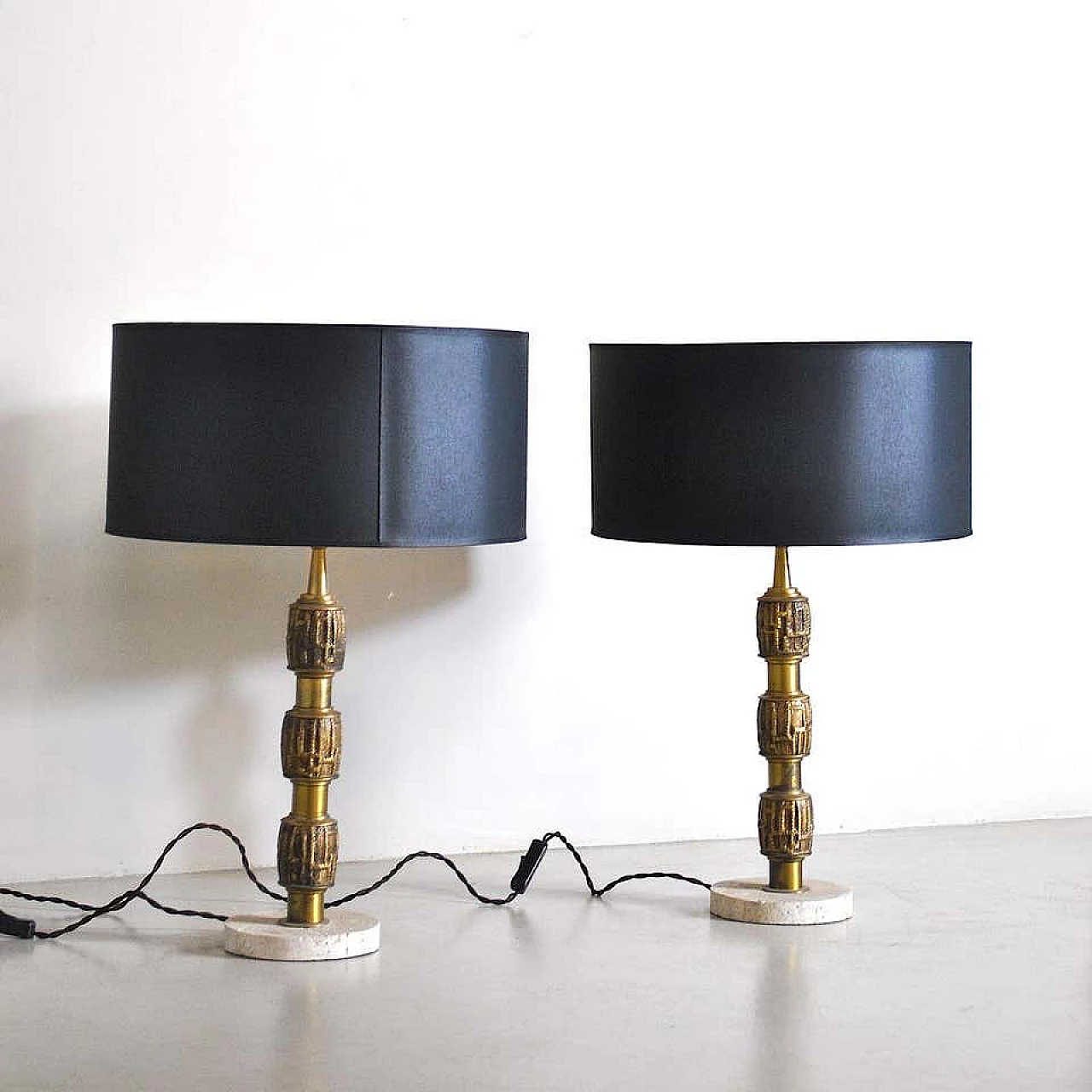 Pair of table lamps in brass and travertine by Luciano Frigerio, 70s 1207470
