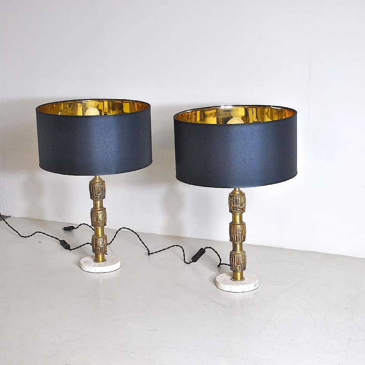 Coppia di lampade da tavolo in ottone e travertino di Luciano Frigerio, anni '70 1207472
