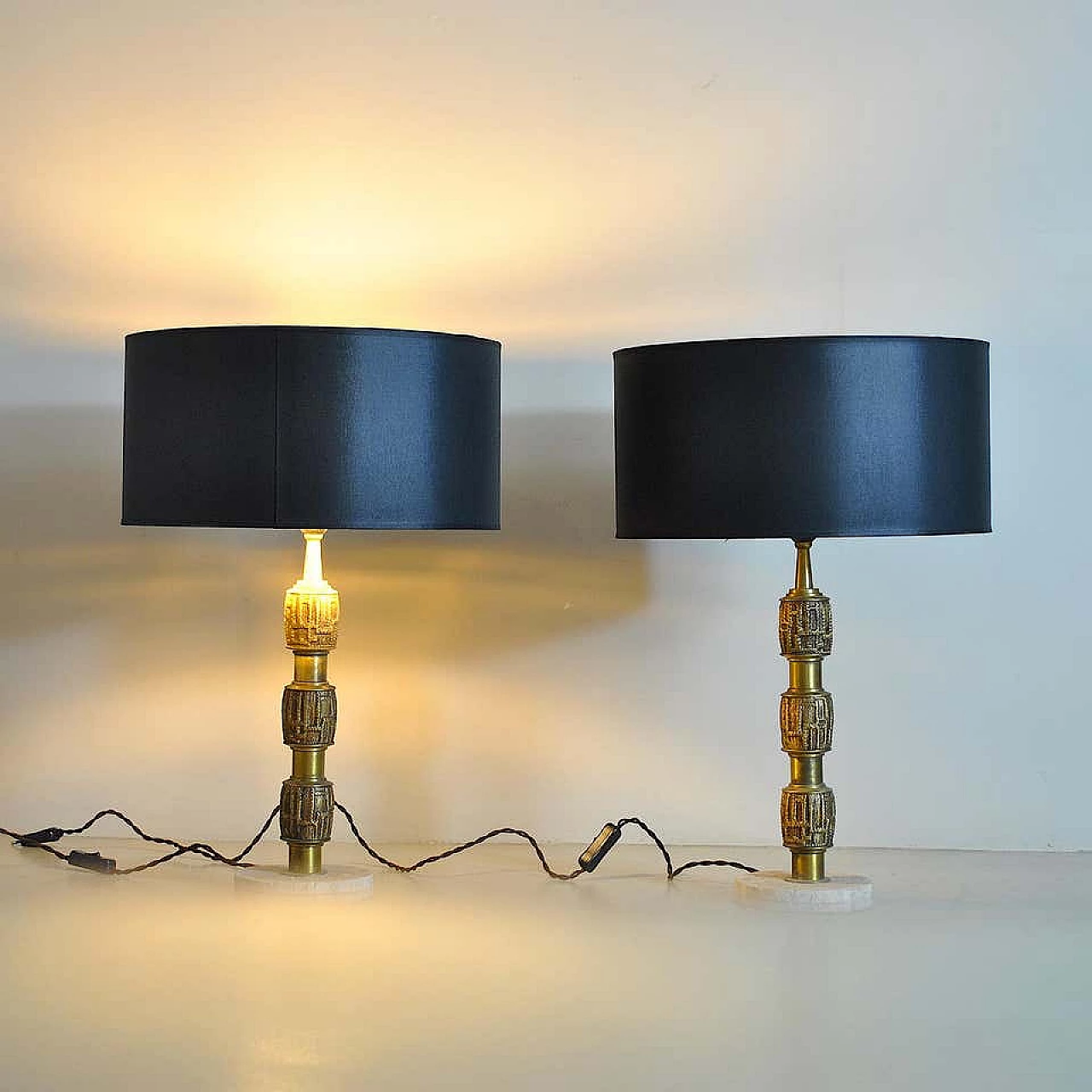 Pair of table lamps in brass and travertine by Luciano Frigerio, 70s 1207474