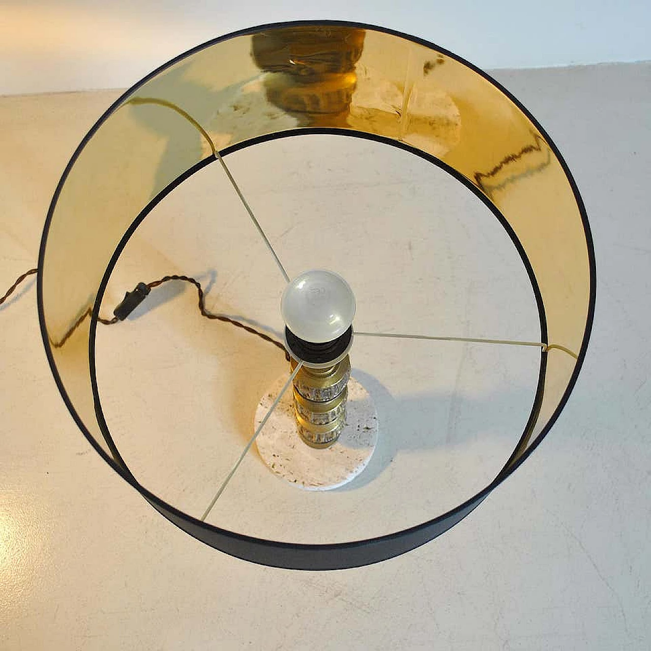 Coppia di lampade da tavolo in ottone e travertino di Luciano Frigerio, anni '70 1207475