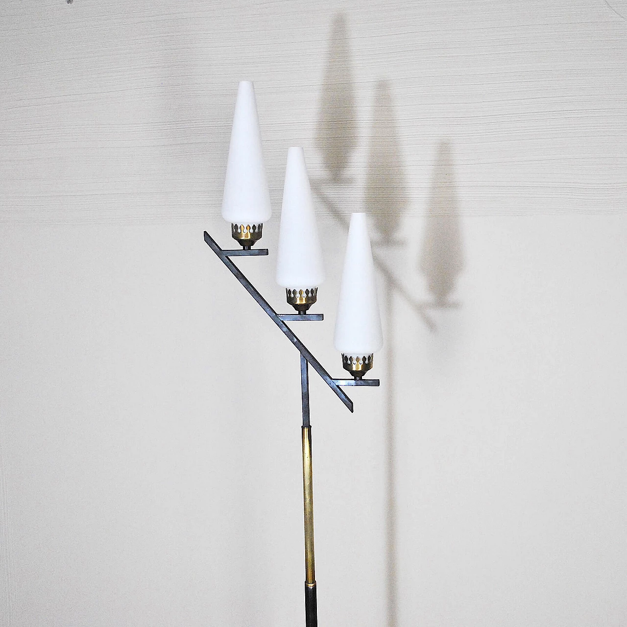 Floor lamp in opaline glass, brass and marble by Stilnovo, 50s 1208658