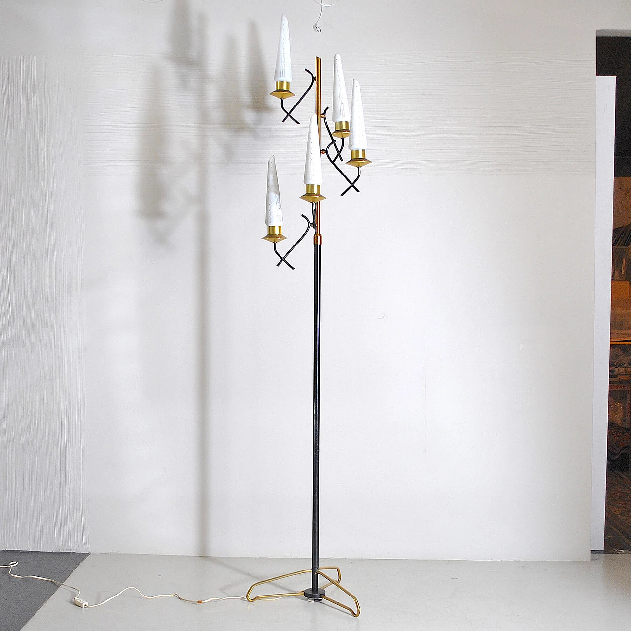 Floor lamp in lacquered metal, opaline glass and brass by Stilnovo, 50s 1209502