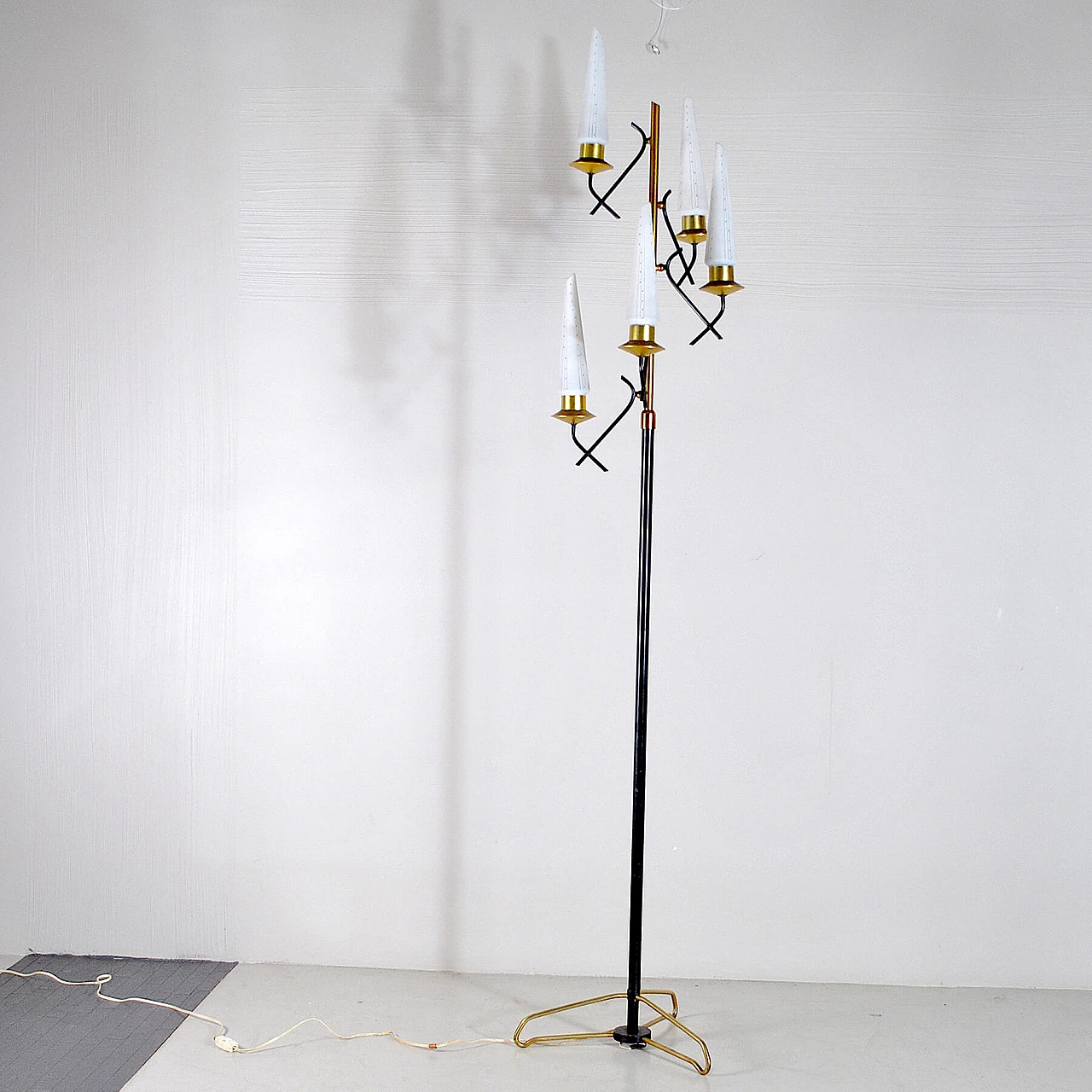 Floor lamp in lacquered metal, opaline glass and brass by Stilnovo, 50s 1209504