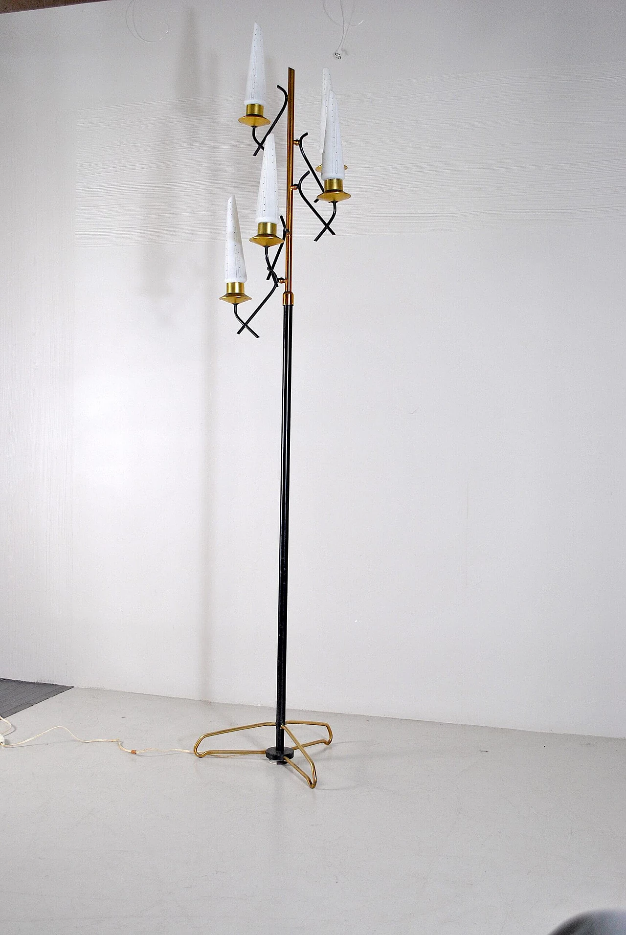 Floor lamp in lacquered metal, opaline glass and brass by Stilnovo, 50s 1209507