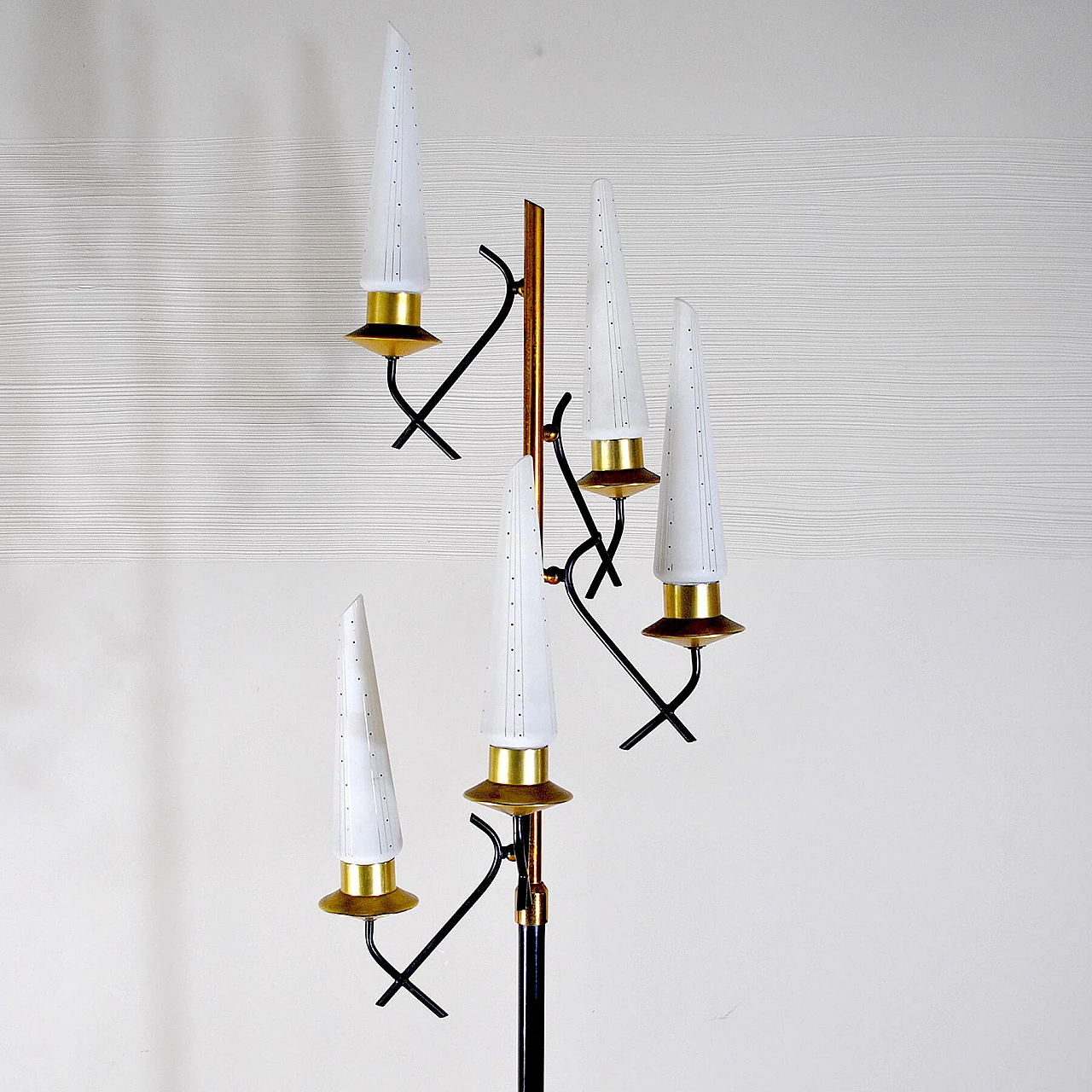 Floor lamp in lacquered metal, opaline glass and brass by Stilnovo, 50s 1209508