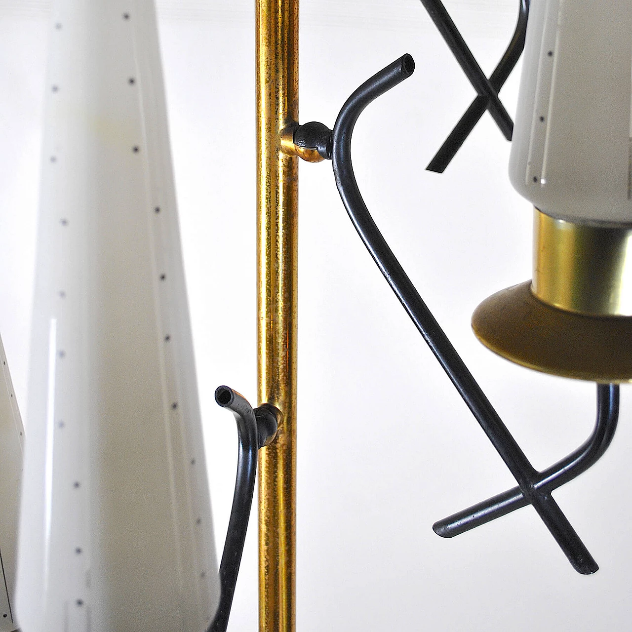 Floor lamp in lacquered metal, opaline glass and brass by Stilnovo, 50s 1209509