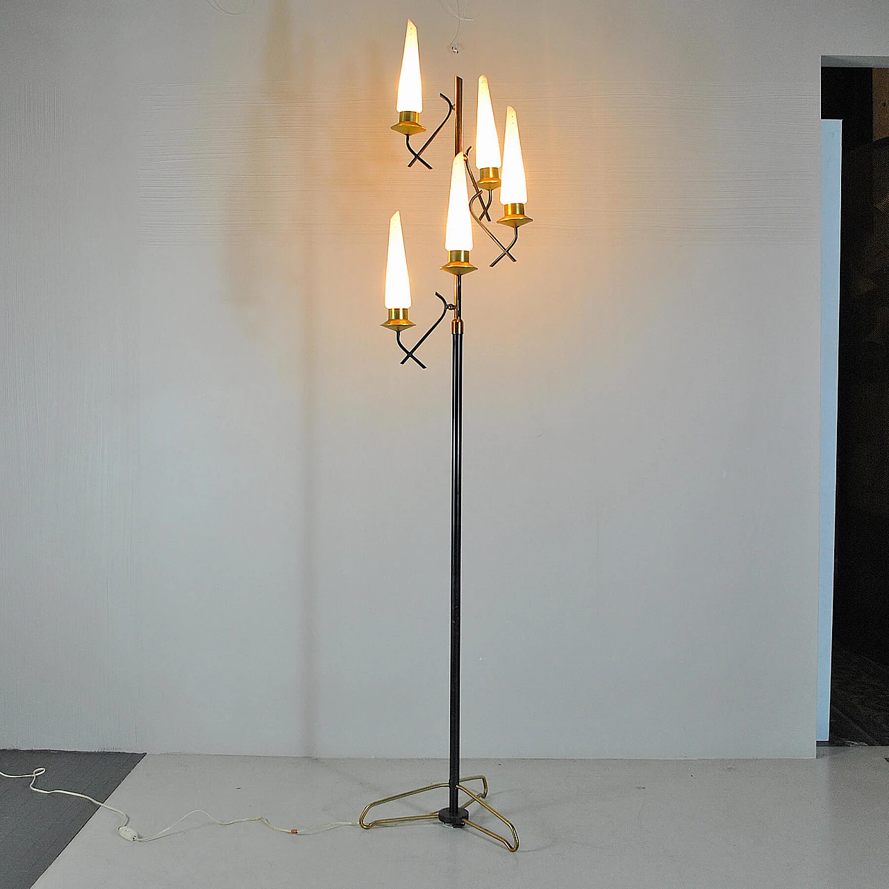 Floor lamp in lacquered metal, opaline glass and brass by Stilnovo, 50s 1209510