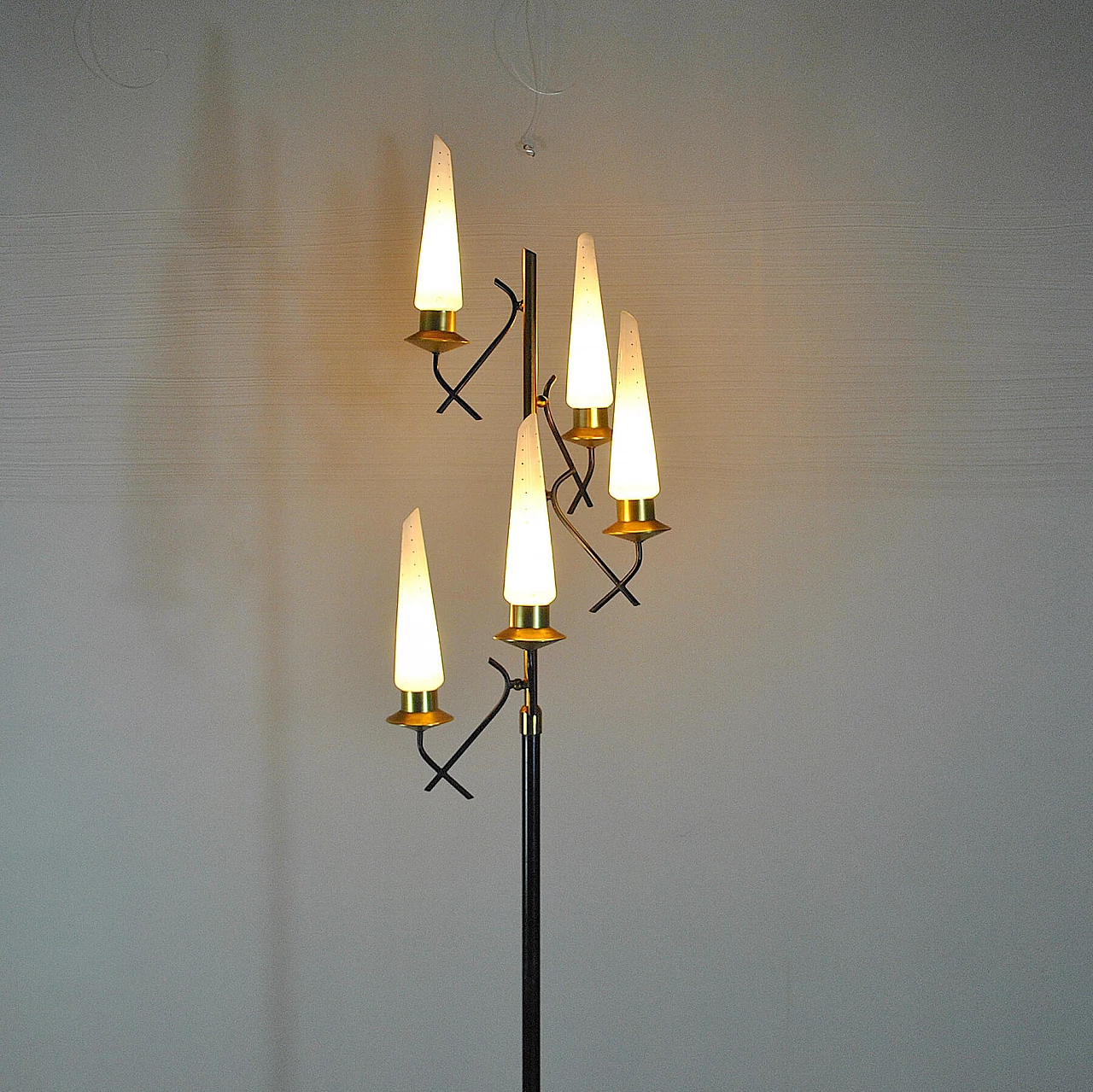 Floor lamp in lacquered metal, opaline glass and brass by Stilnovo, 50s 1209511