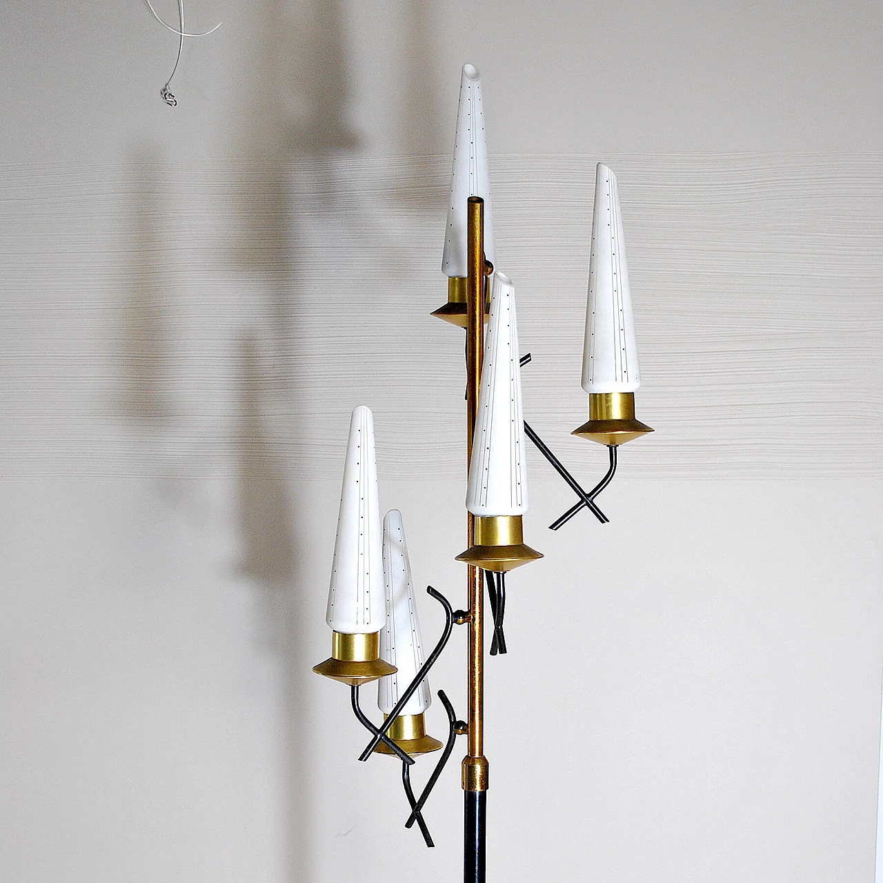 Floor lamp in lacquered metal, opaline glass and brass by Stilnovo, 50s 1209513