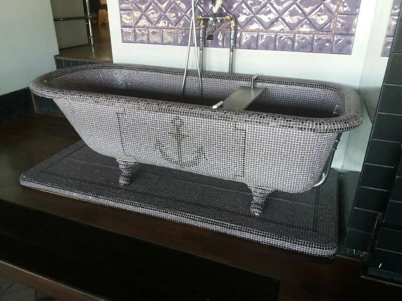 Vasca da bagno in ghisa ricoperta con mosaico, anni '50 1210695