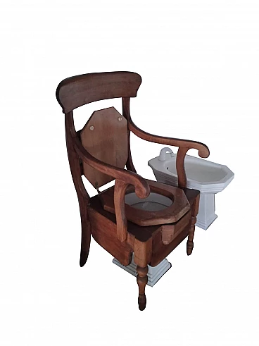 Poltrona in legno, con water incassato