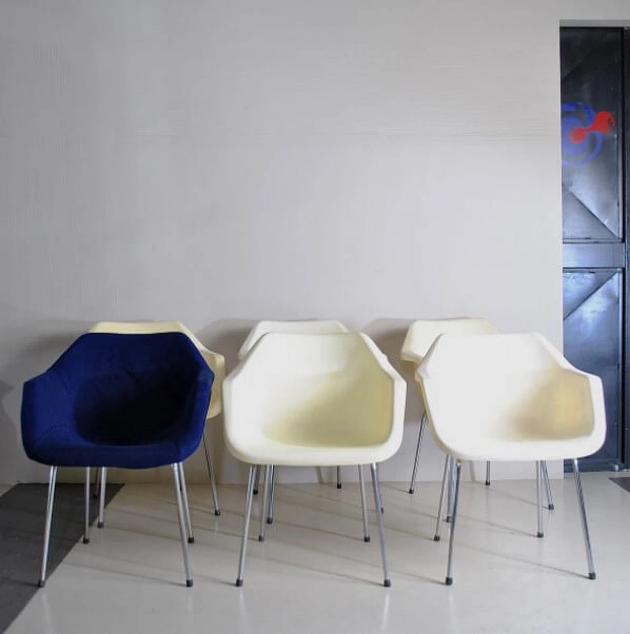 6 Chairs in polycarbonate and metal by Robin Day for Hille, 70s 1212930
