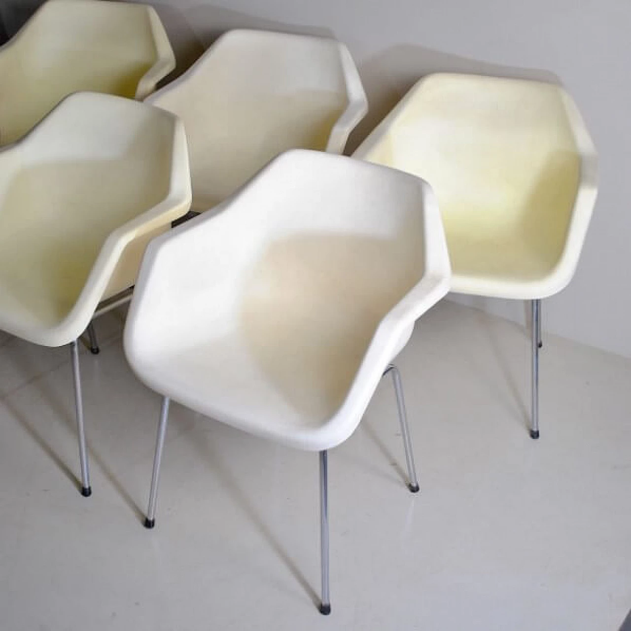 6 Chairs in polycarbonate and metal by Robin Day for Hille, 70s 1212931