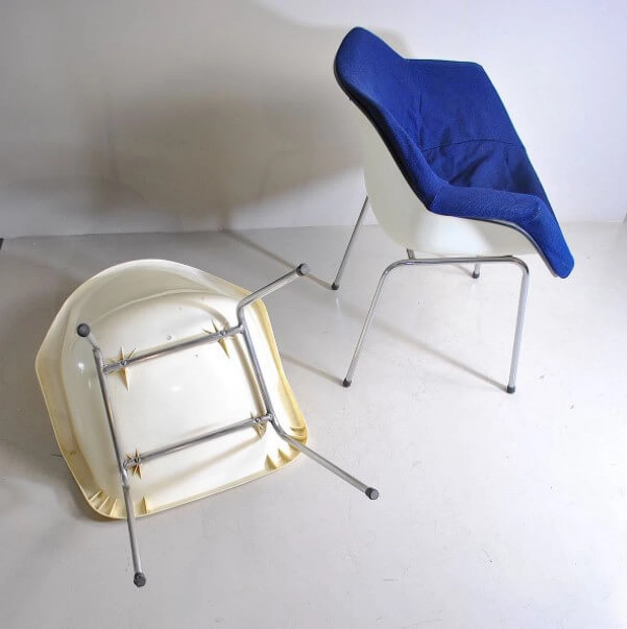 6 Chairs in polycarbonate and metal by Robin Day for Hille, 70s 1212932