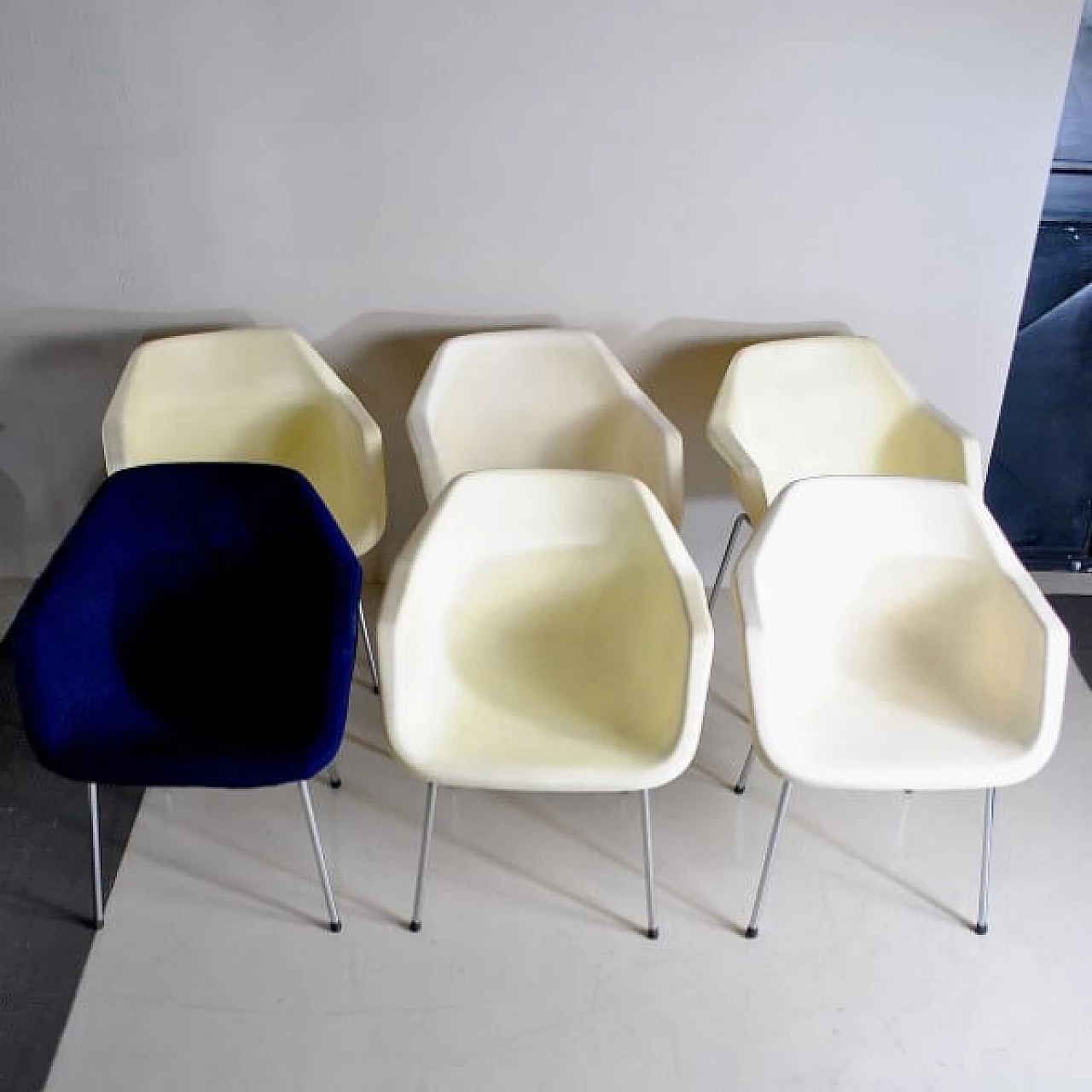 6 Chairs in polycarbonate and metal by Robin Day for Hille, 70s 1212935