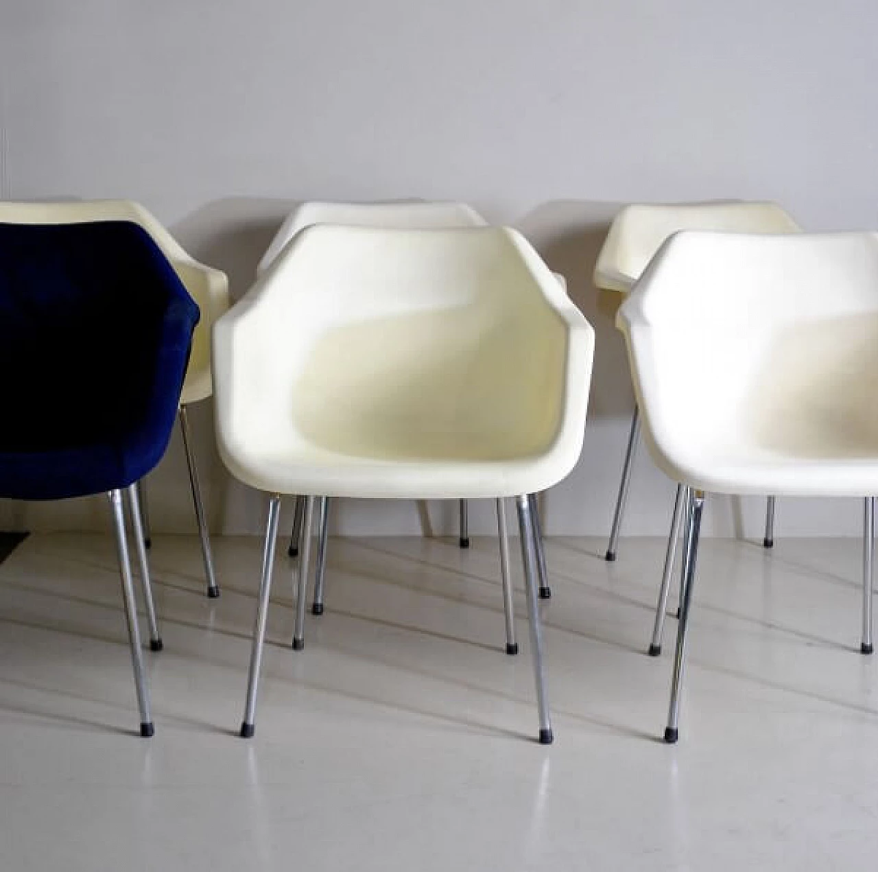 6 Chairs in polycarbonate and metal by Robin Day for Hille, 70s 1212936