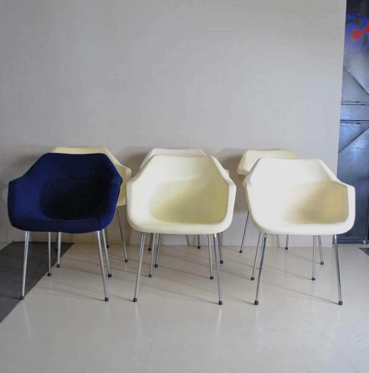 6 Chairs in polycarbonate and metal by Robin Day for Hille, 70s 1212937