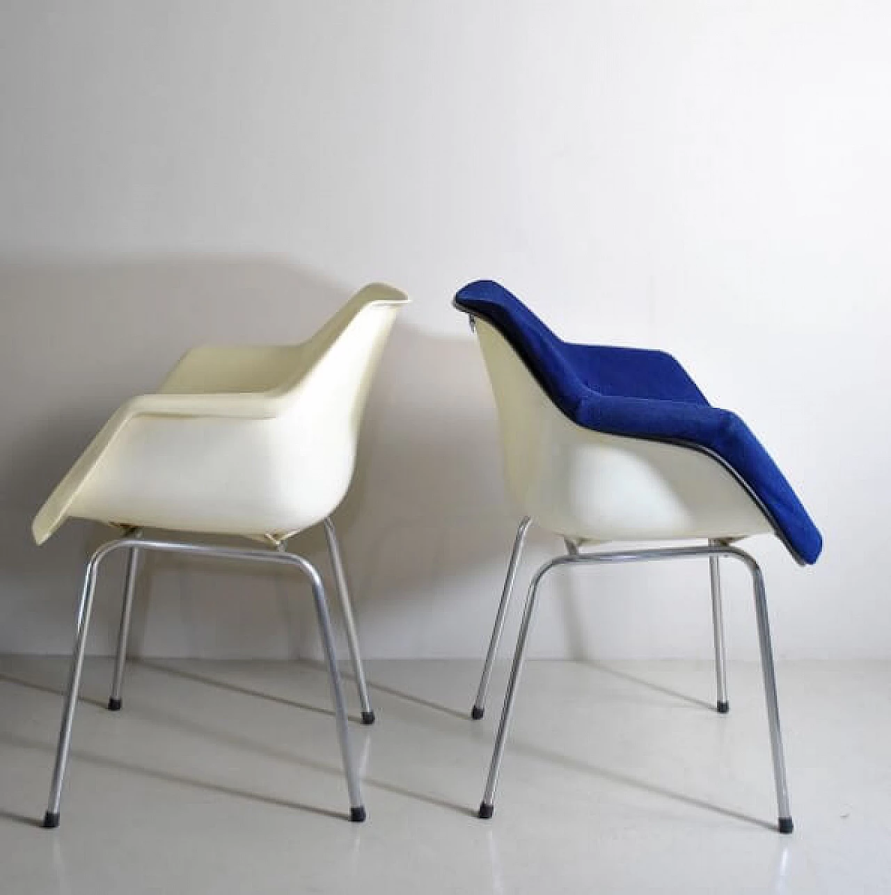 6 Chairs in polycarbonate and metal by Robin Day for Hille, 70s 1212938