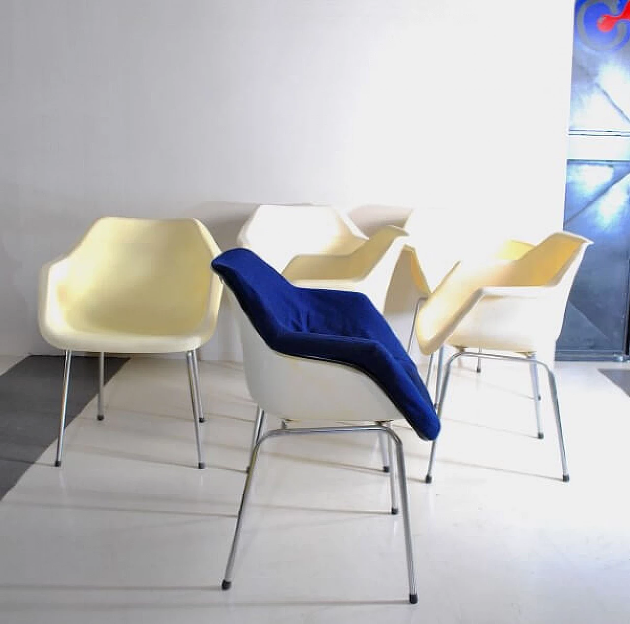 6 Chairs in polycarbonate and metal by Robin Day for Hille, 70s 1212939