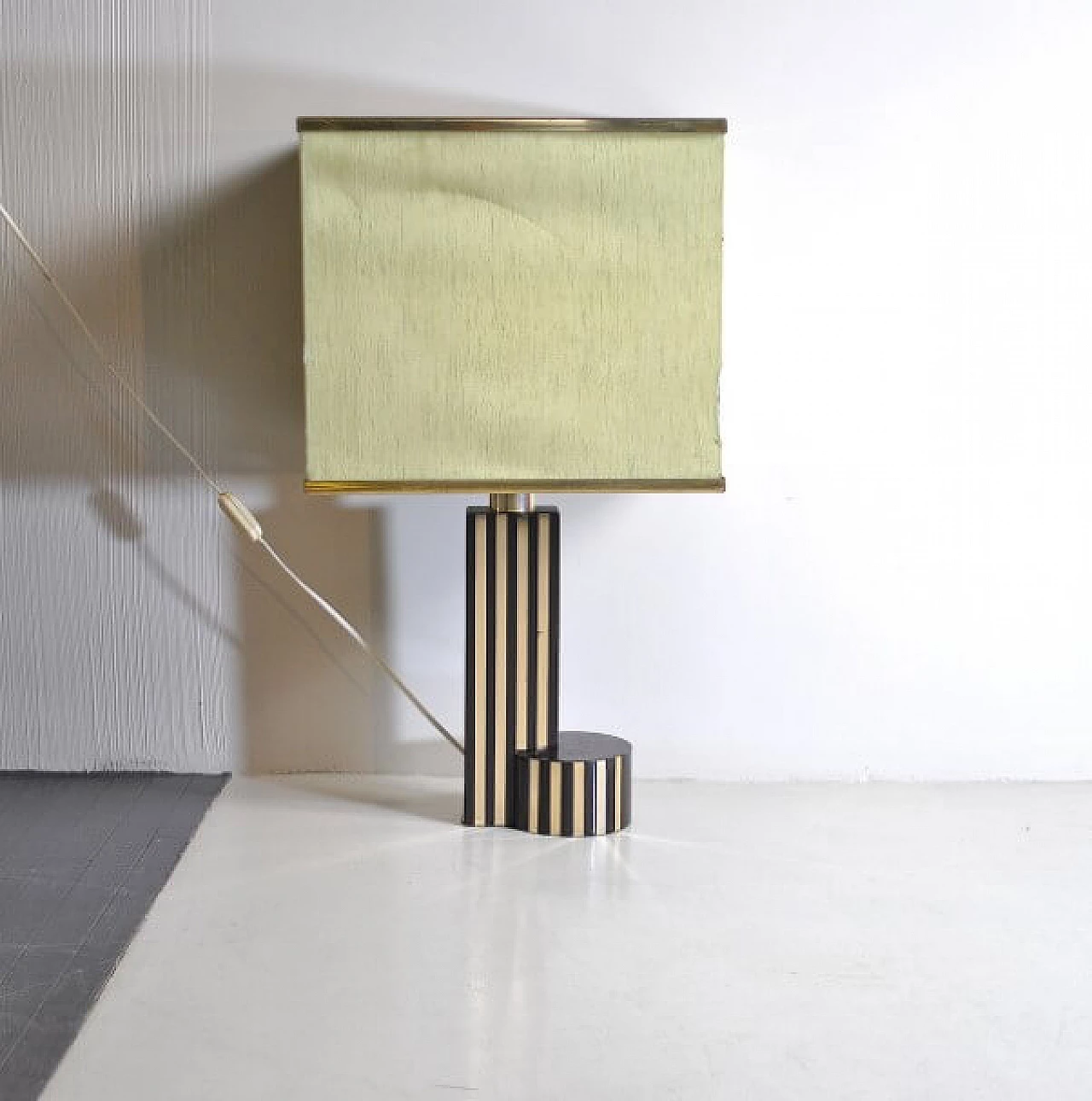 Table lamp in brass and bakelite in Romeo Rega style, 70s 1213163