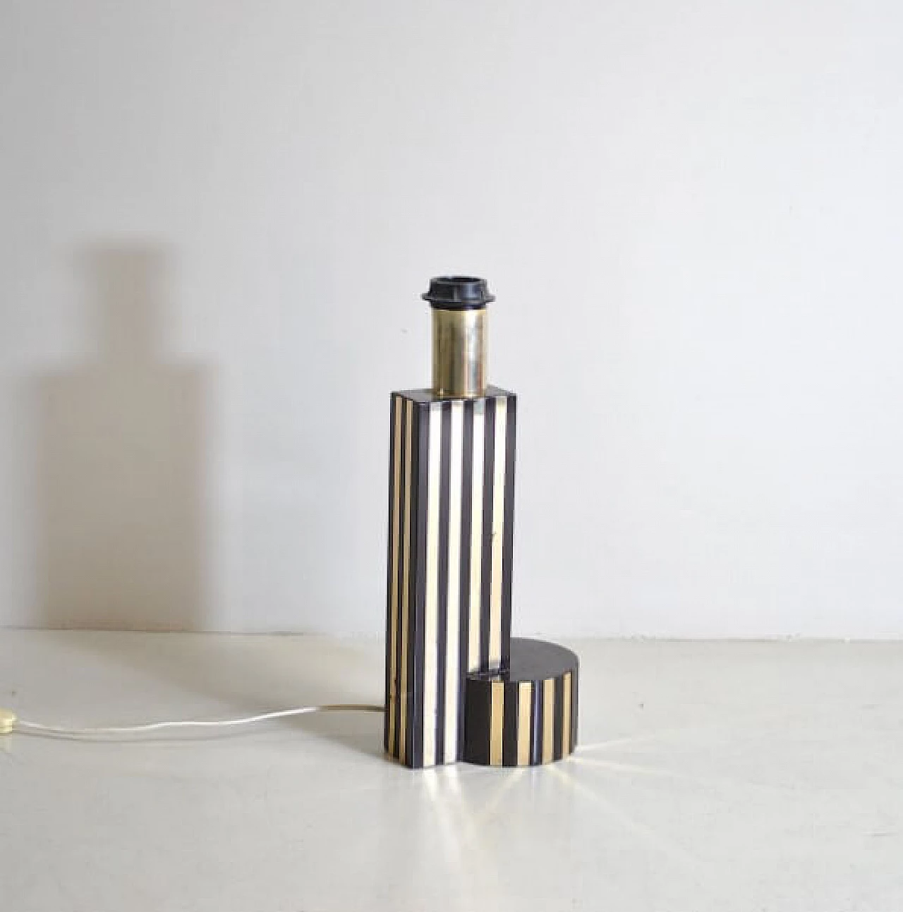 Table lamp in brass and bakelite in Romeo Rega style, 70s 1213164