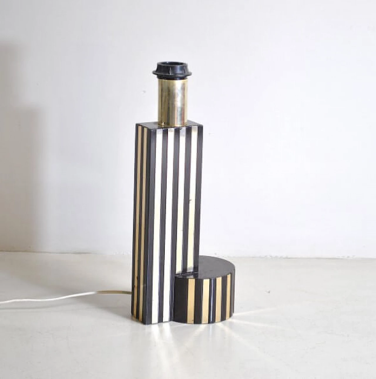 Table lamp in brass and bakelite in Romeo Rega style, 70s 1213166