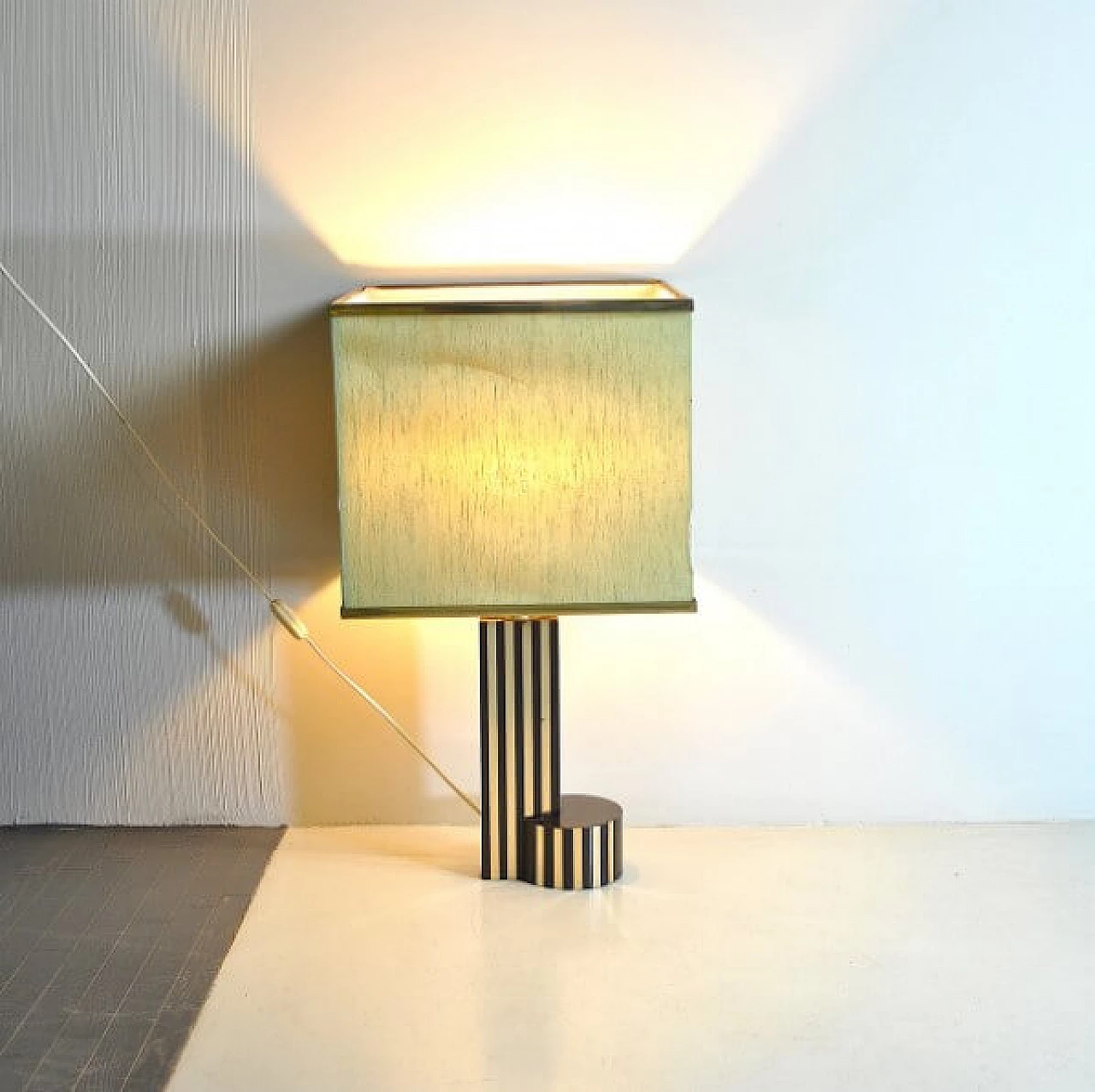 Table lamp in brass and bakelite in Romeo Rega style, 70s 1213167