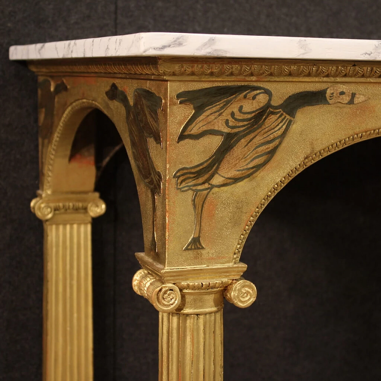 Grande console laccata e dorata con piano finto marmo 1214199