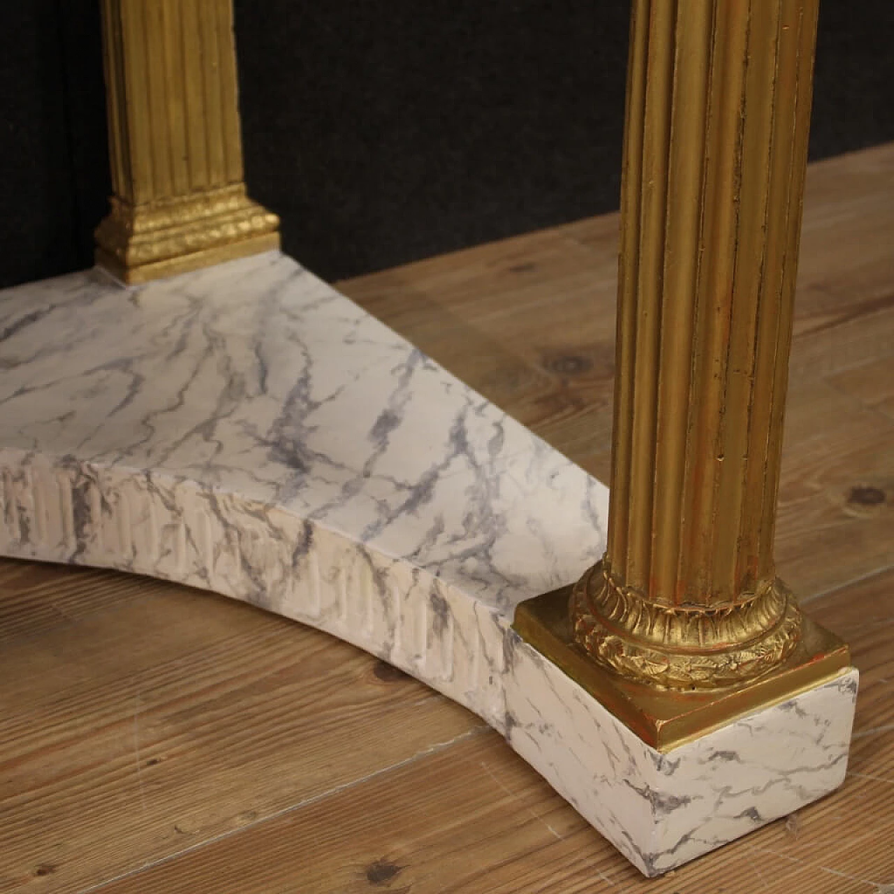 Grande console laccata e dorata con piano finto marmo 1214201