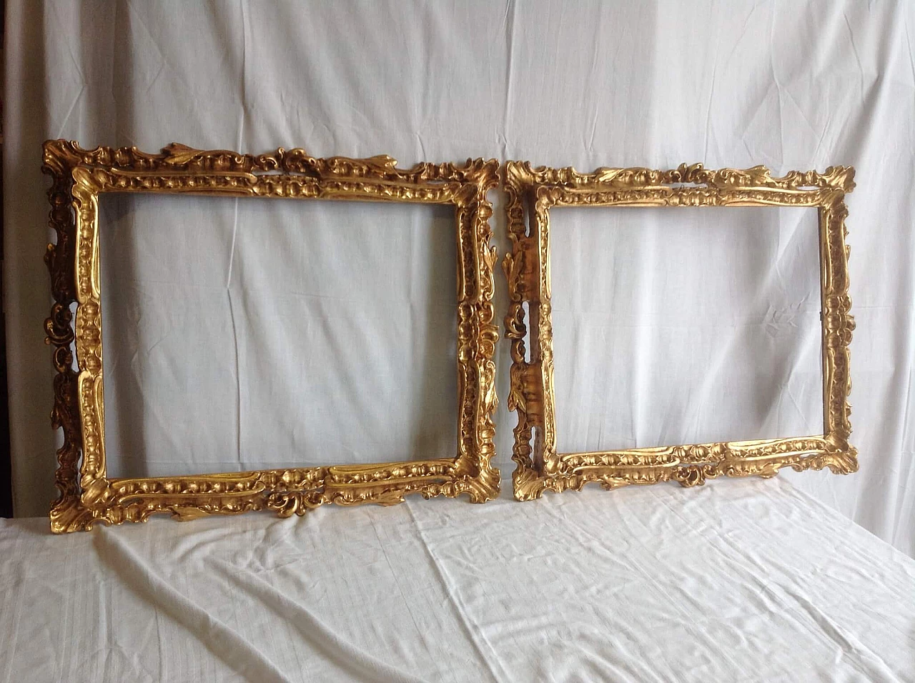 Coppia di cornici in stile Barocco in legno e gesso dorato, anni '30 1214317