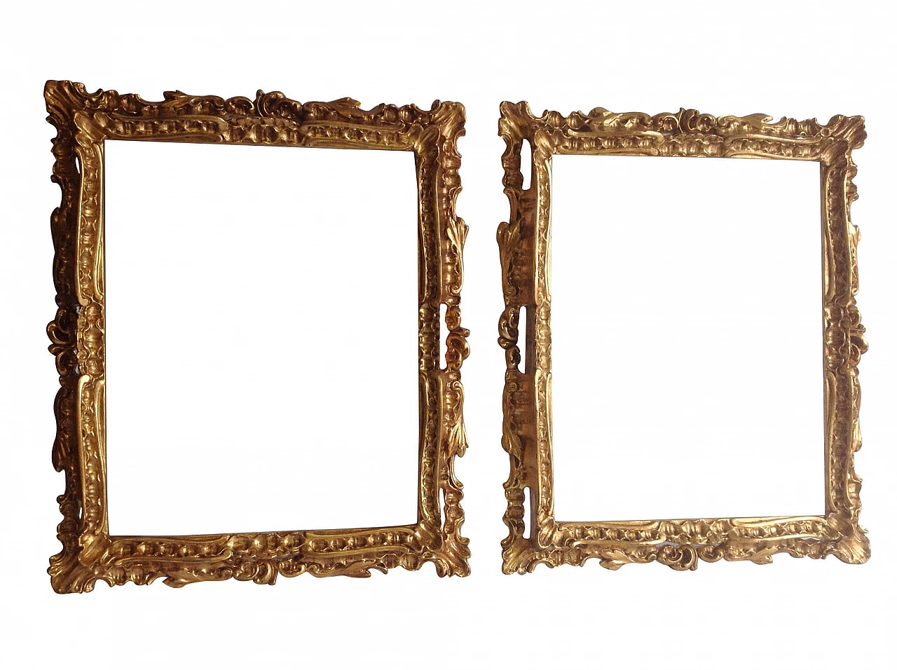 Coppia di cornici in stile Barocco in legno e gesso dorato, anni '30 1214879
