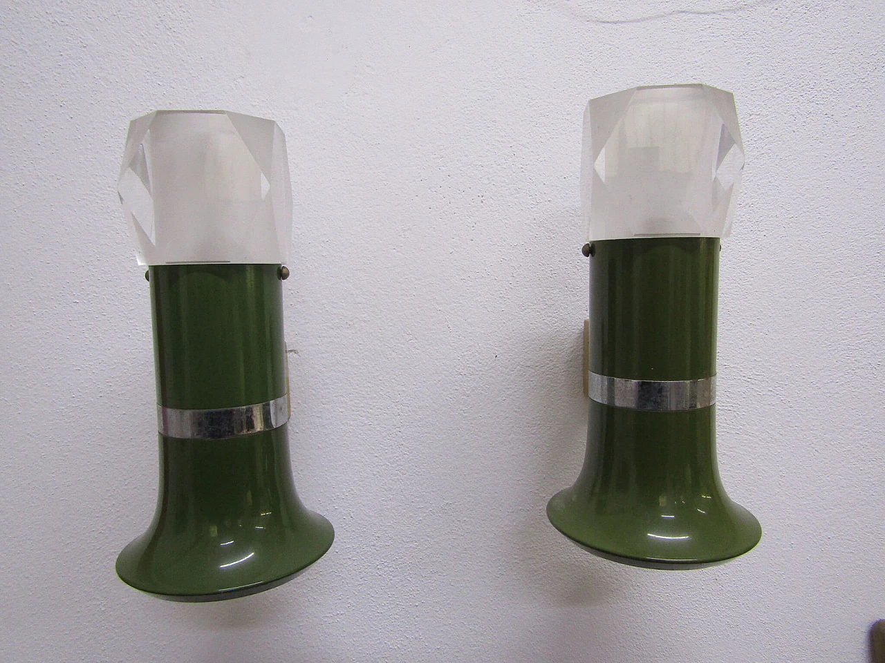 Pair of wall lamps in enameled metal and plexiglass, 70s 1214971