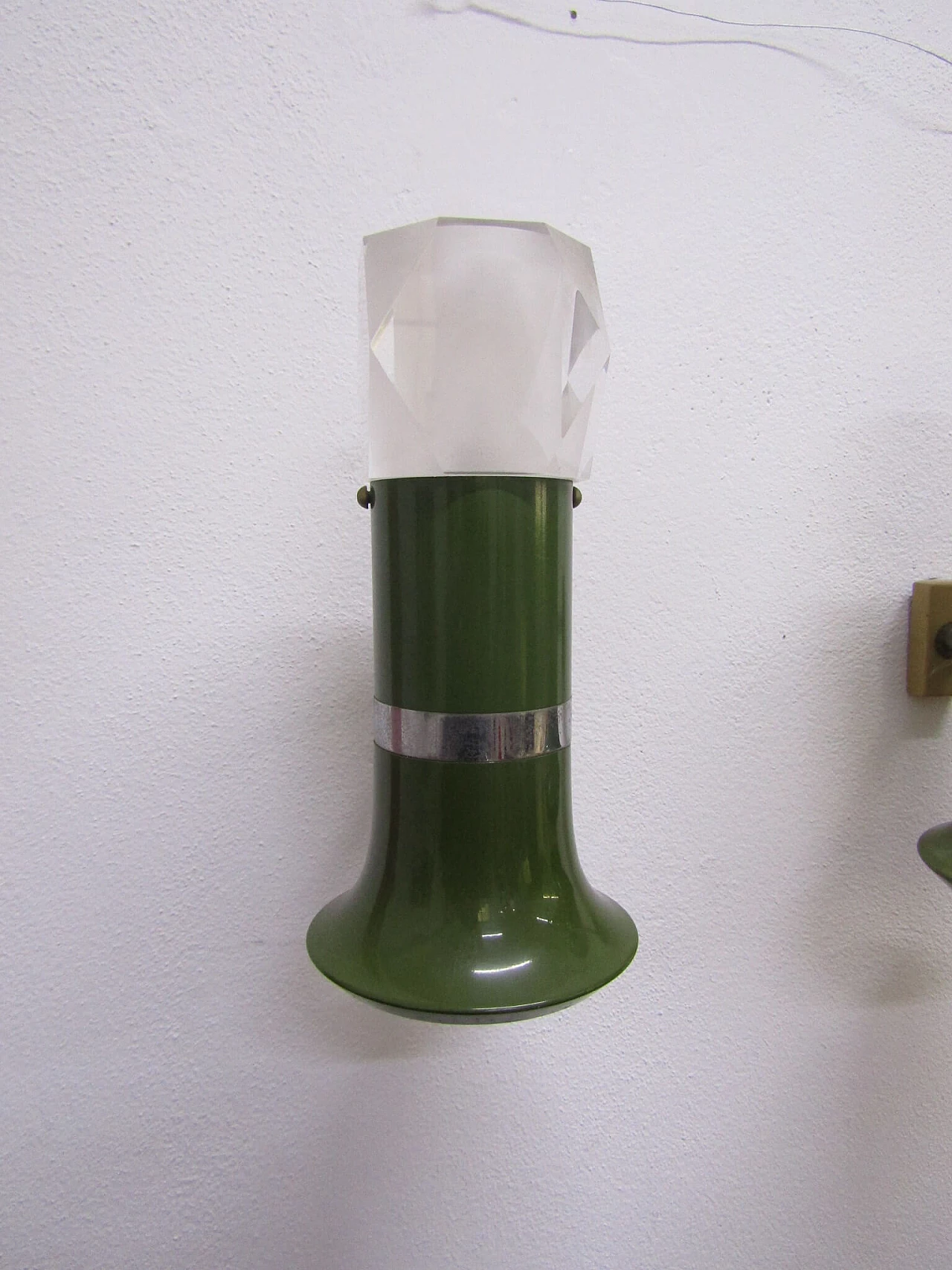 Coppia di applique in metallo smaltato e plexiglass, anni '70 1214972