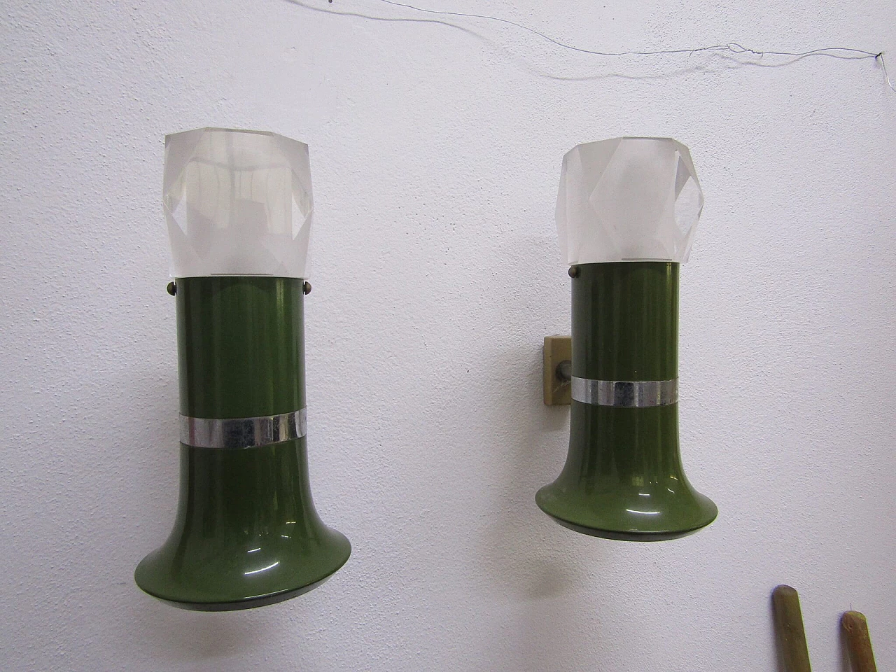 Pair of wall lamps in enameled metal and plexiglass, 70s 1214973