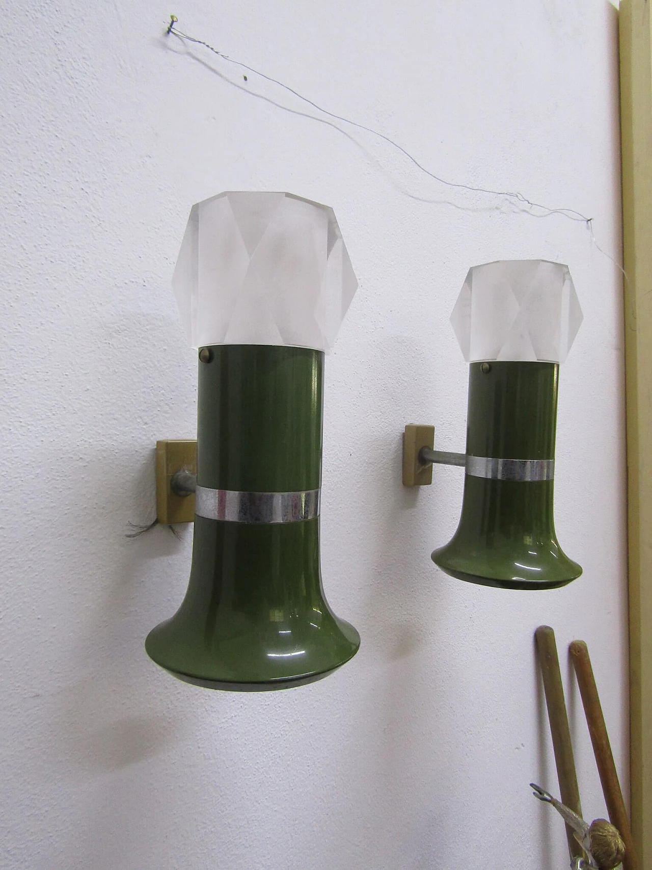 Coppia di applique in metallo smaltato e plexiglass, anni '70 1214974
