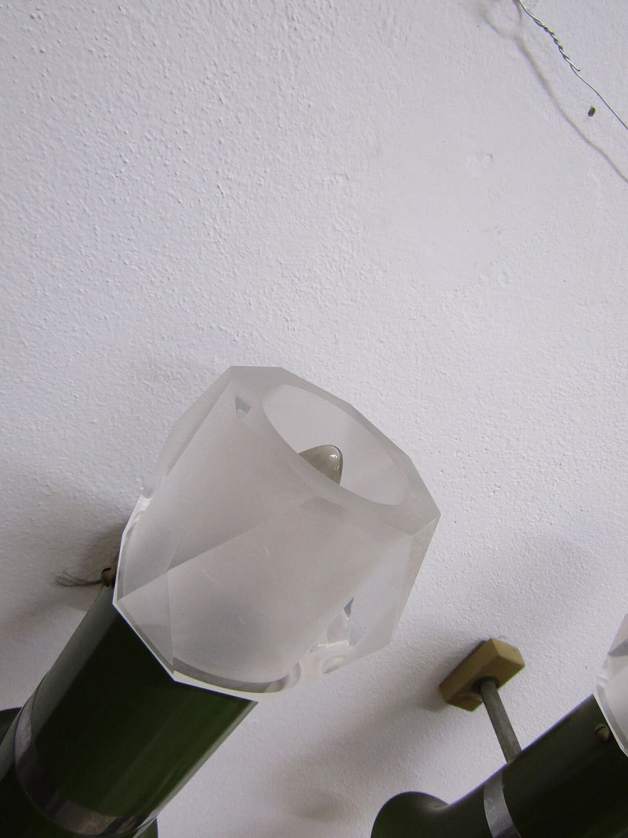 Coppia di applique in metallo smaltato e plexiglass, anni '70 1214975