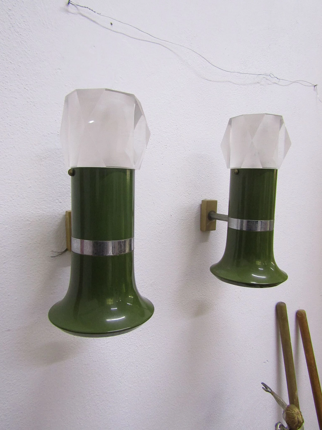 Coppia di applique in metallo smaltato e plexiglass, anni '70 1214976