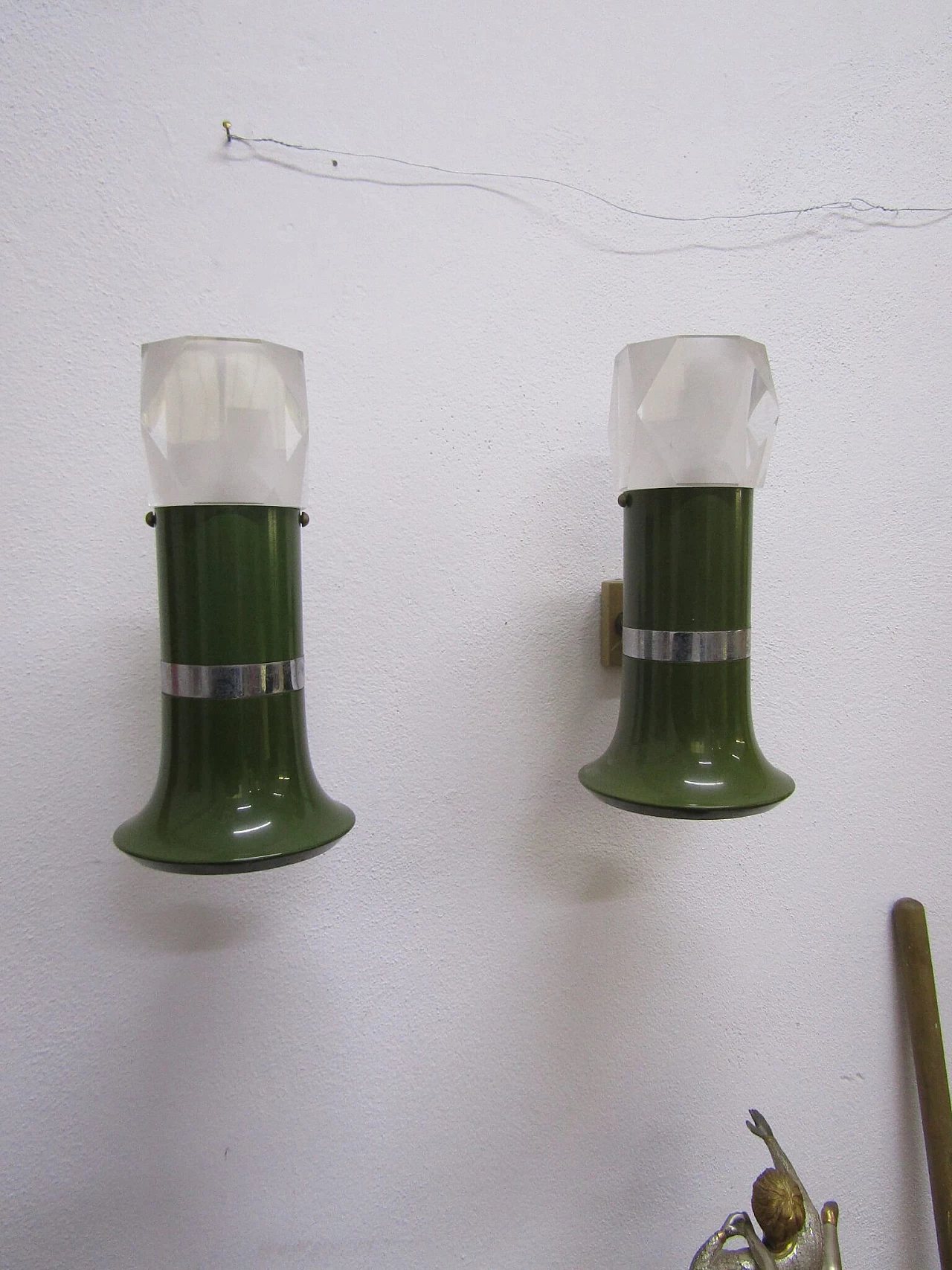 Coppia di applique in metallo smaltato e plexiglass, anni '70 1214977