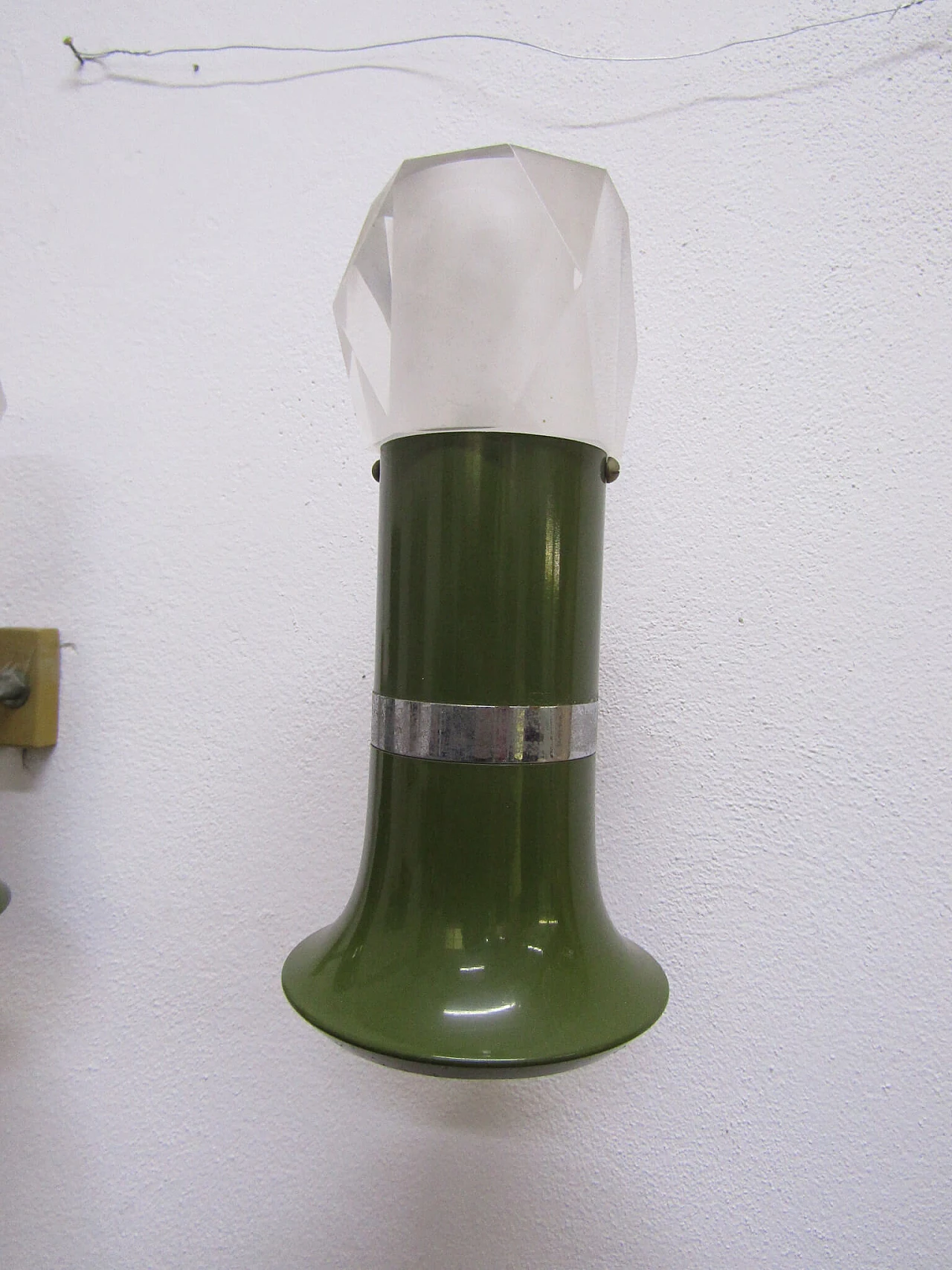 Coppia di applique in metallo smaltato e plexiglass, anni '70 1214979