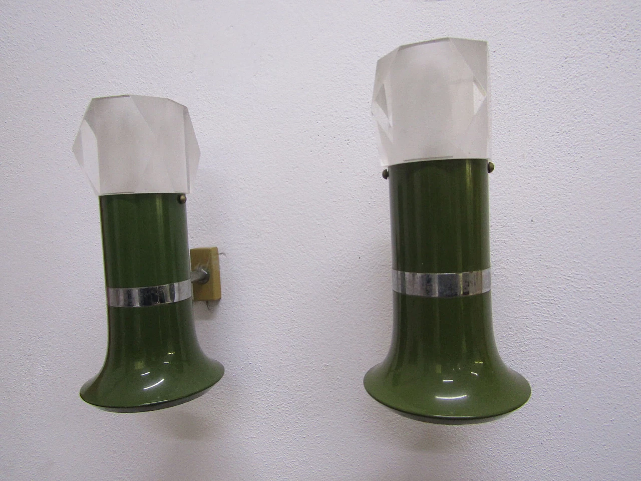 Pair of wall lamps in enameled metal and plexiglass, 70s 1214980
