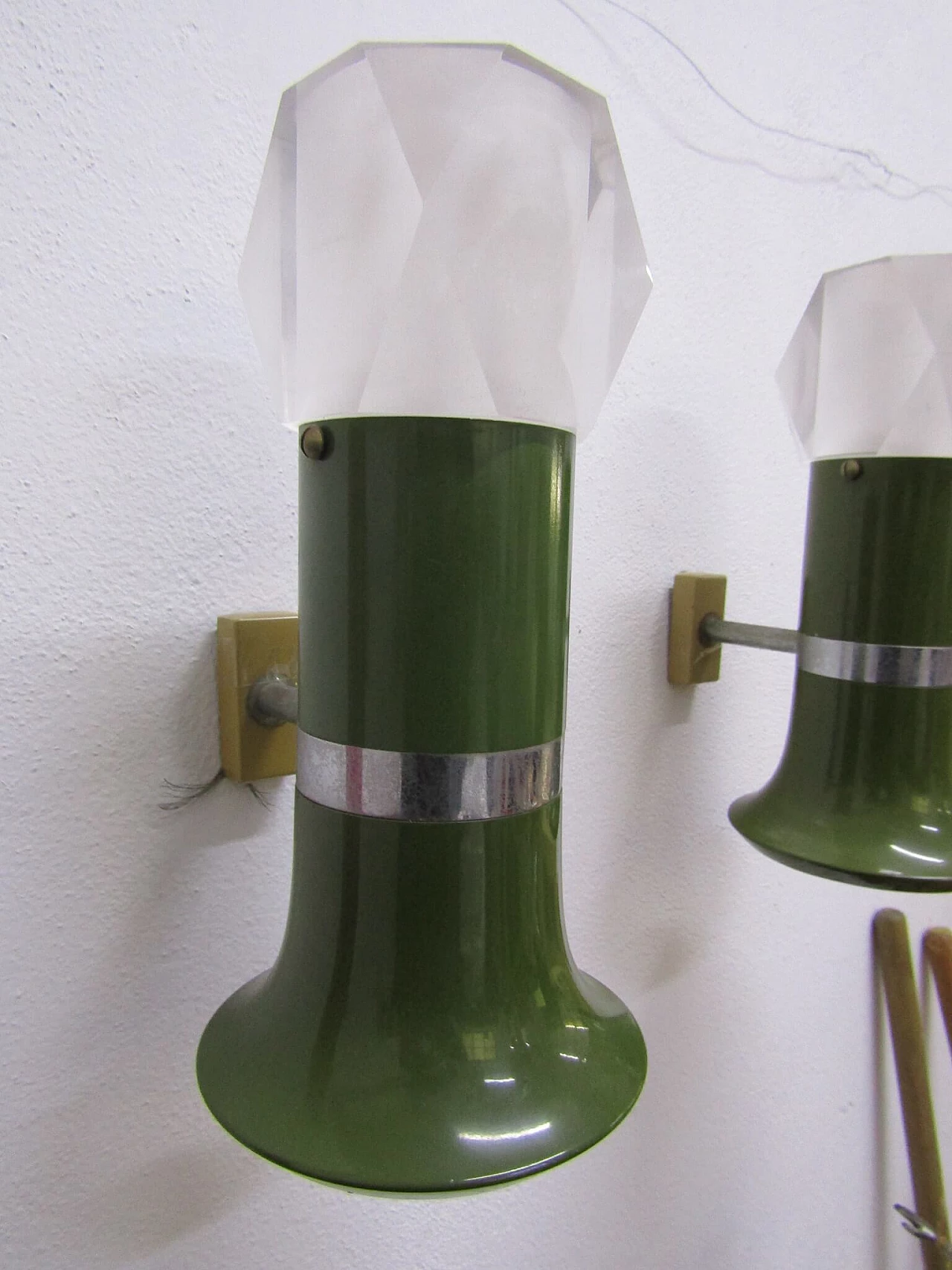 Coppia di applique in metallo smaltato e plexiglass, anni '70 1214982