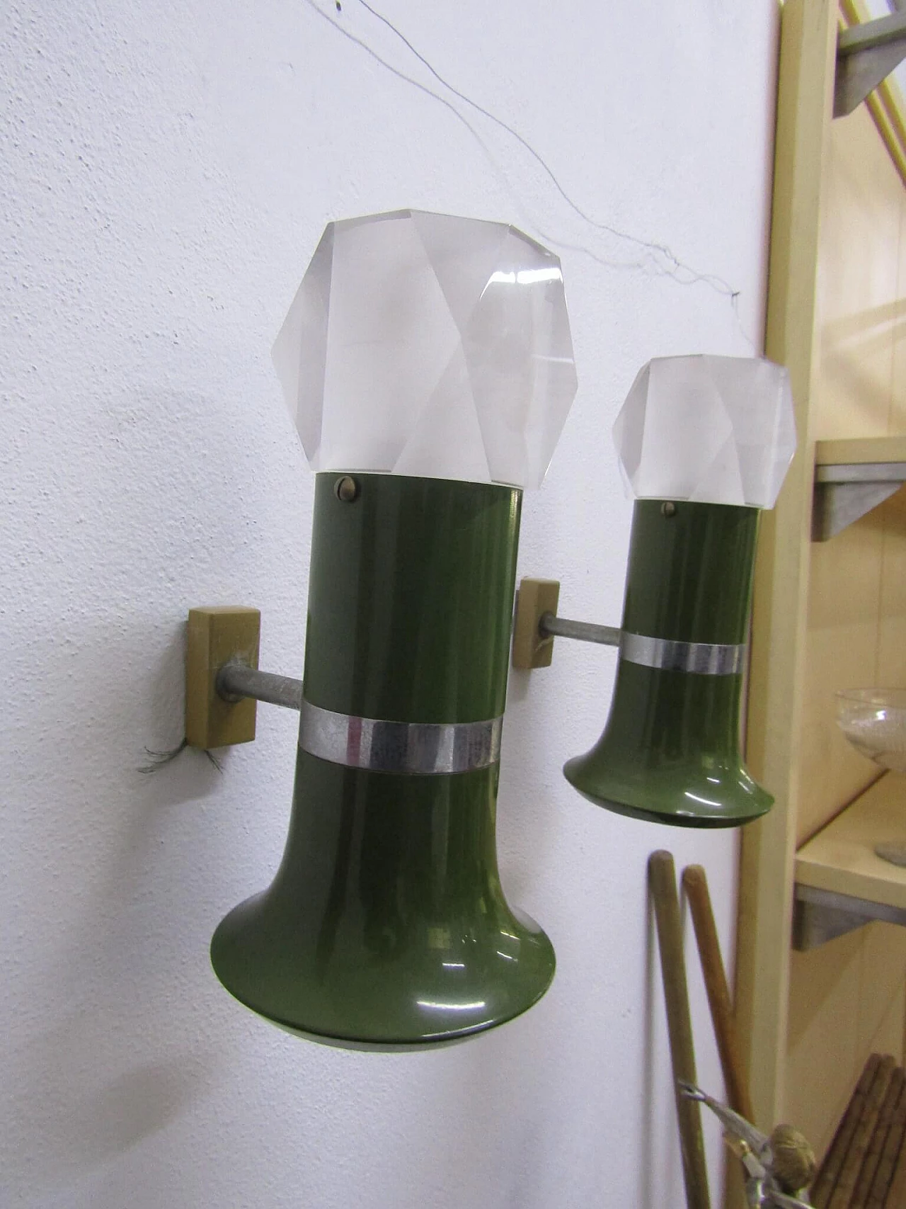 Coppia di applique in metallo smaltato e plexiglass, anni '70 1214983