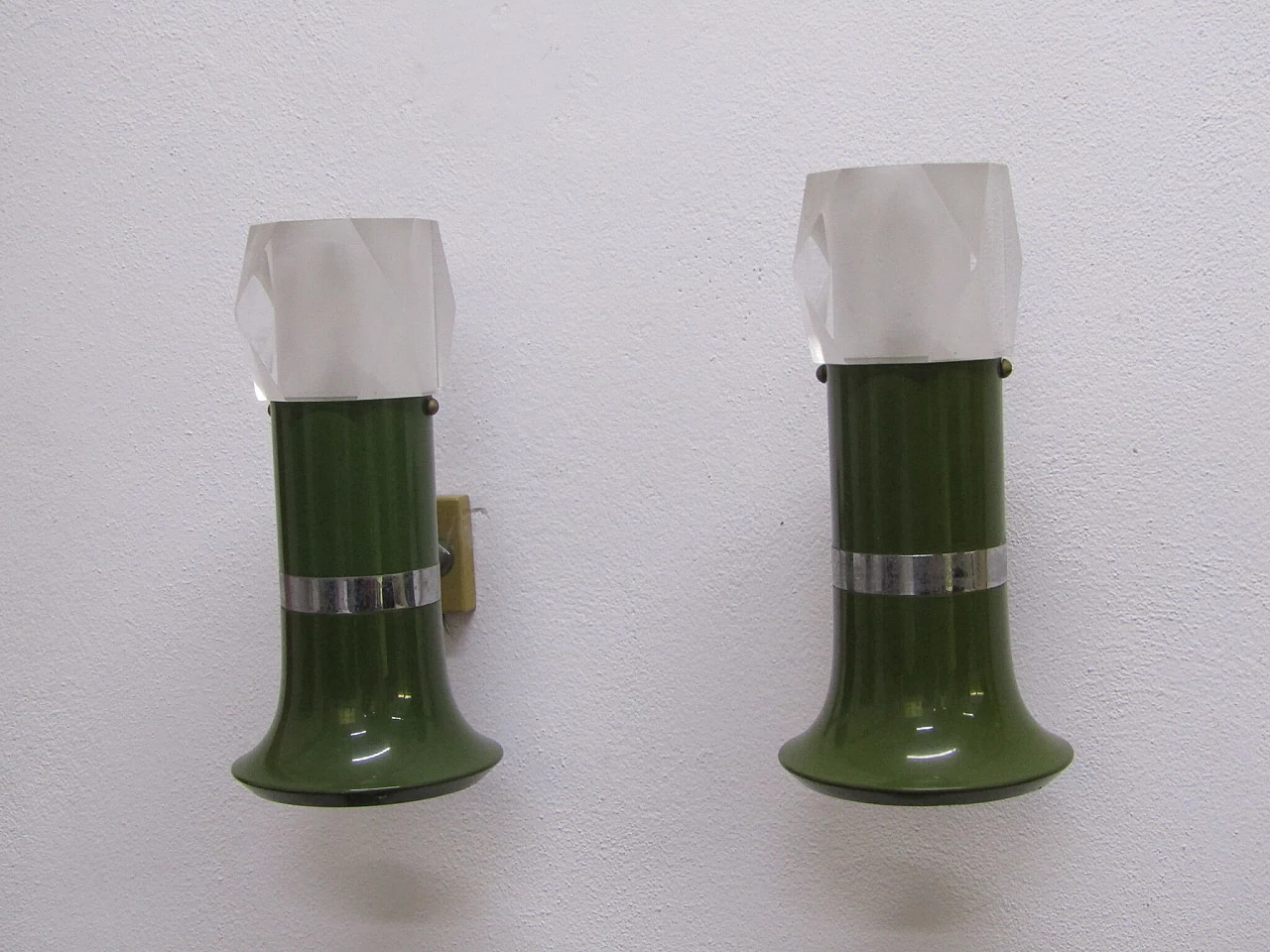 Pair of wall lamps in enameled metal and plexiglass, 70s 1214986