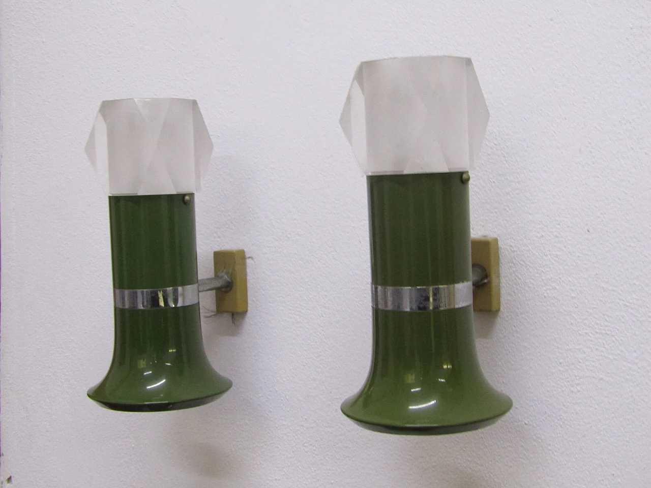 Coppia di applique in metallo smaltato e plexiglass, anni '70 1214987