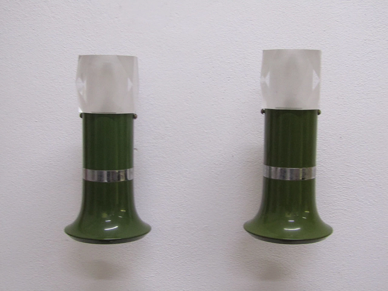 Pair of wall lamps in enameled metal and plexiglass, 70s 1214988