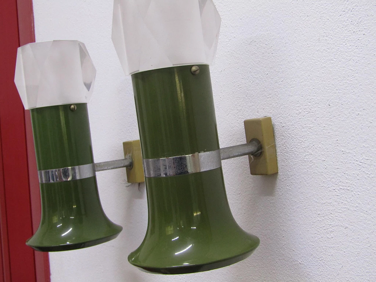 Coppia di applique in metallo smaltato e plexiglass, anni '70 1214989