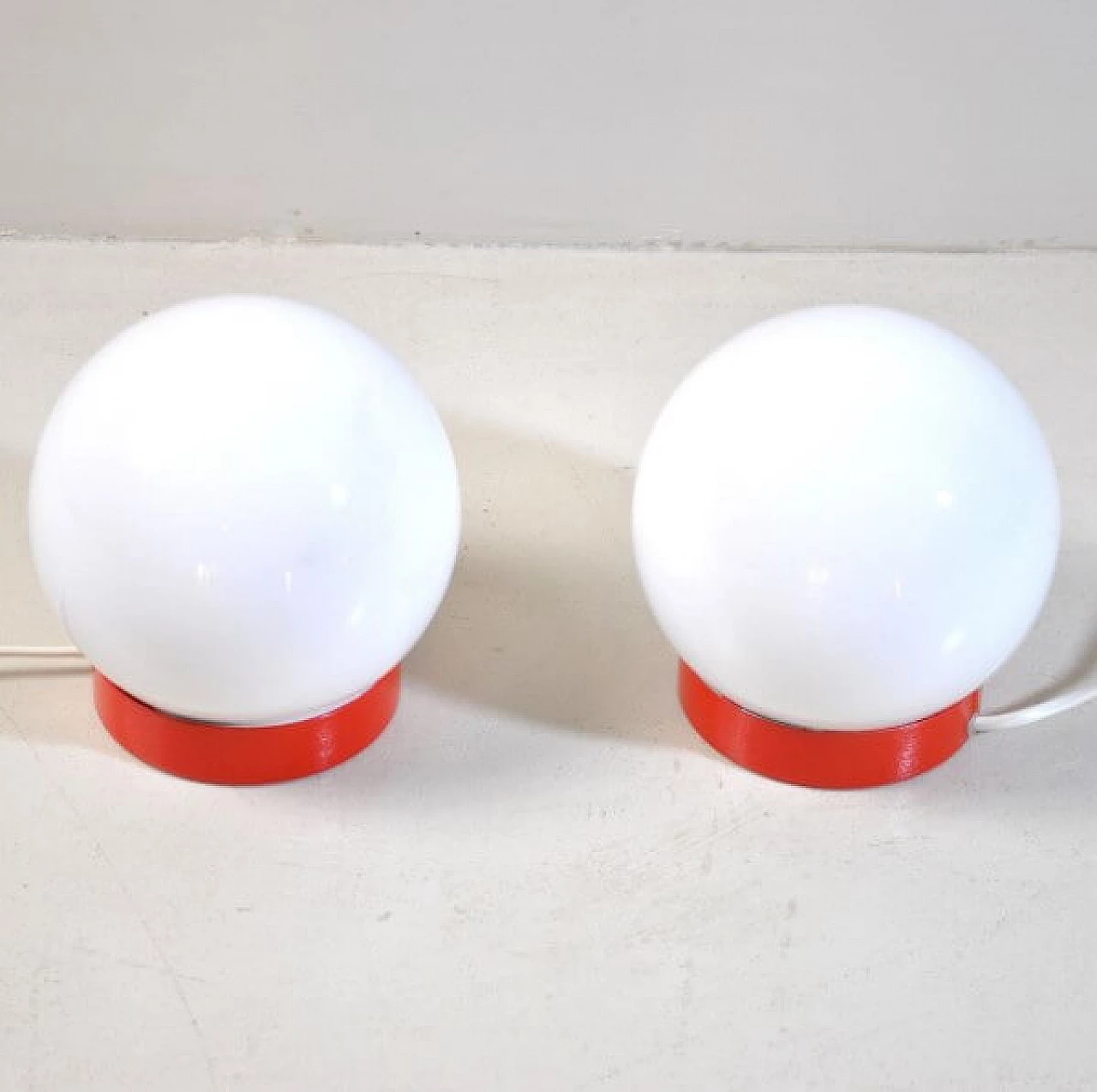 Coppia di lampade da comodino in metallo e vetro opalino, anni '60 1216255